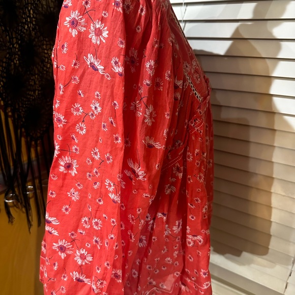 Free People Daisy Print Red Peasant Blouse size Medium - Picture 6 of 12